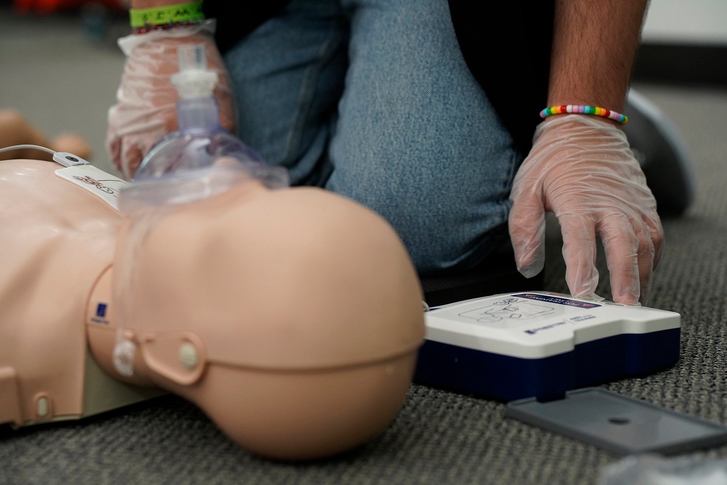 AED trainer_student pressing shock_DSC2788